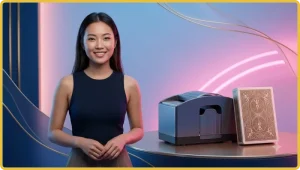 Bàn blackjack online với bài, chip và thiết bị di động mờ phía sau